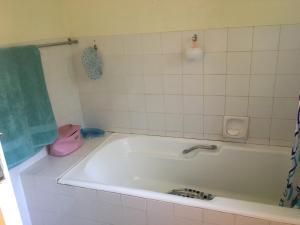 - Baño con bañera y toalla verde en Go Slow, en Port Shepstone 29 fotos más