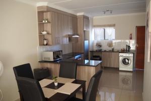 Køkken eller tekøkken på OR Tambo Self Catering Apartments, The Willows