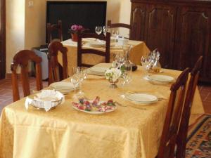 una mesa con platos y copas de vino. en Agriturismo Il Poggiolo en Grosseto