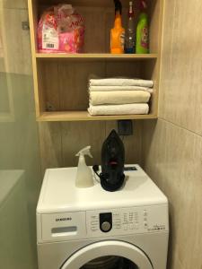 烏蘭巴托的住宿－Brilliant Location，小型浴室提供洗衣机和毛巾。