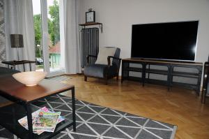 Televízia a/alebo spoločenská miestnosť v ubytovaní Blue Grey Atelier