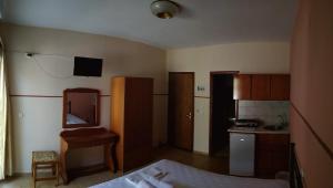 Piccola camera con letto e cucina. di Manolia Studios a Trapezaki