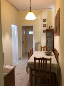 eine Küche und ein Esszimmer mit einem Tisch und Stühlen in der Unterkunft Anna Apartment in Kypseli in Athen
