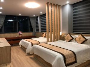 Giường trong phòng chung tại RUBY LUXURY HOTEL