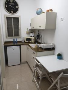 a small kitchen with a table and a sink at סויטה בלב המדבר. in Beʼer Ora