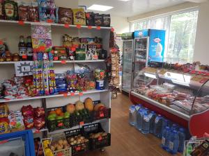 Supermarket nebo jiné obchody v  apartmánu nebo okolí