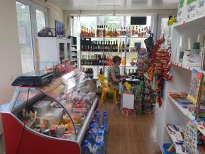 Supermarket nebo jiné obchody v  apartmánu nebo okolí