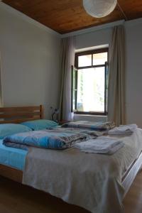 1 dormitorio con 2 camas y ventana en Guesthouse Mountain View en Mestia