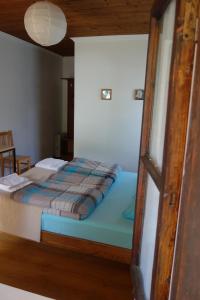 سرير أو أسرّة في غرفة في Guesthouse Mountain View