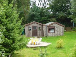 una casa con mesa y sillas en un patio en Harzhaus Willkommen, en Braunlage