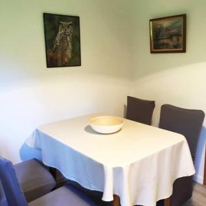 デトモルトにあるFerienwohnung (70 qm) mit fantastischem Ausblickの白いテーブル