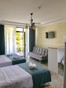Habitación de hotel con 2 camas y sofá en White-House en Ureki