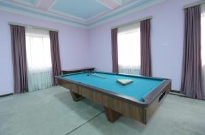 Aragats Hotel内的一张台球桌