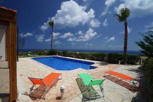 Bazén v ubytování Unforgettable Family Escape - Cliffside Villa with Panoramic Sea Views and Kid-Friendly Private Pool nebo v jeho okolí