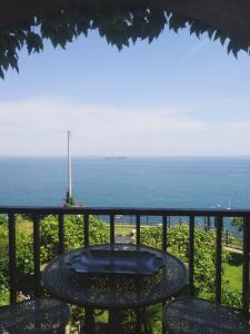 una mesa en un balcón con el océano en el fondo en Il Nido del Gabbiano, en Vietri
