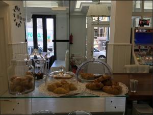 una mesa con un montón de pasteles. en Hostal-Pension Panchito, en Malpica de Bergantiños