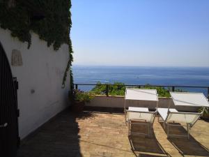 a balcony with two chairs and a view of the ocean at Il Nido del Gabbiano in Vietri