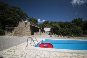 Bazén v ubytování Holiday Home Cosseriga nebo v jeho okolí