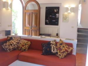 un divano con cuscini in una stanza di La Casa Piccola ad Anacapri