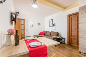 ein Wohnzimmer mit einem Tisch und einem Sofa in der Unterkunft Apartments Linda in Sestrunj