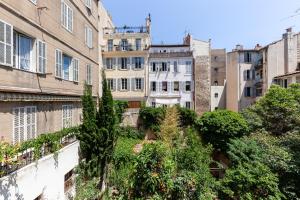 uma vista para uma cidade com edifícios e árvores em Marseillement votre em Marselha
