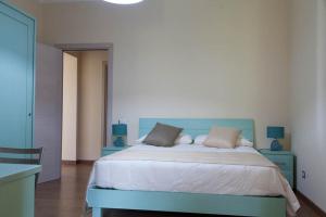 ein Schlafzimmer mit einem blauen Bett in einem Zimmer in der Unterkunft B&B Le Rose del Tirreno in Falerna