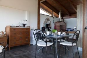 a dining room with a table and chairs at B&B Le Rose del Tirreno in Falerna