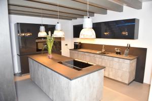 una cocina con dos luces colgantes y una encimera en The Fountain Loft - 170sqm en Dortmund