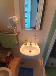Apartment Luka في ماكارسكا: حمام مع حوض ومرآة ومرحاض
