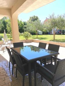 czarny stół i krzesła na patio w obiekcie Apartments Ana Medulin w Medulinie