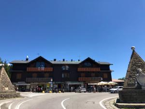 un gran edificio al lado de una carretera en B&B Chalet, en Abetone