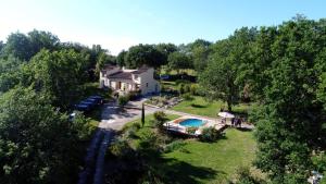 Bazén v ubytování Bienvenue dans notre petit paradis nebo v jeho okolí