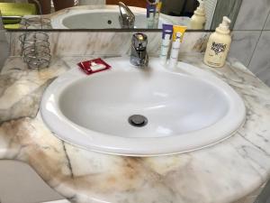 Bilik mandi di Lo'Gîte L'Allée du Val +51 gambar