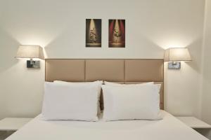 A bed or beds in a room at Cozy and Bright 2BD Apartment in Kolonaki