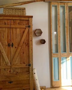 una puerta de madera en una habitación junto a una ventana en Barefoot by Barefoot in Tunis, en ‘Izbat an Nāmūs