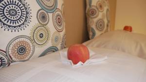 Postel nebo postele na pokoji v ubytování LIEBLINGSECK - nachhaltige Ferienwohnung direkt am Chiemsee