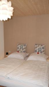 Postel nebo postele na pokoji v ubytování LIEBLINGSECK - nachhaltige Ferienwohnung direkt am Chiemsee