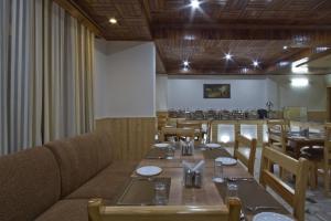 Um restaurante ou outro lugar para comer em Hotel Hayer Regency