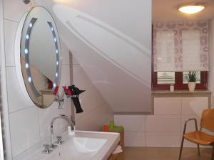une salle de bain avec un lavabo et un miroir dans l'établissement Venedig und Amsterdam, à Plau am See 48 autres photos