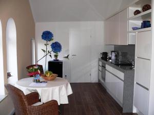 a kitchen with a table with blue flowers on it at Venedig und Amsterdam in Plau am See