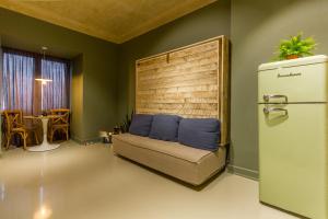a room with a couch and a refrigerator at Nomad in Cluj-Napoca