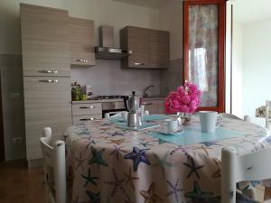 uma cozinha com uma mesa com uma toalha de mesa com estrelas em casa Gaia 2 em Portoferraio