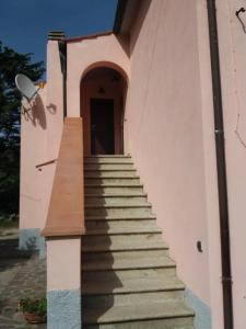 - un bâtiment avec des escaliers menant à une porte dans l'établissement casa Gaia 2, à Portoferraio