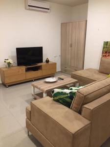 a living room with a couch and a flat screen tv at בית מרום in Gan Shomeron