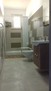 a bathroom with a tub and a toilet and a sink at Chiaro di Luna in Santa Domenica
