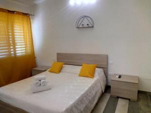 a bedroom with a bed with two towels on it at La grazia in qualche modo in Siniscola