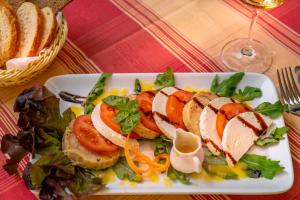オーバーヴェーゼルにあるゴールデナー フロップフェンツィアーのサンドイッチと野菜の盛り合わせ