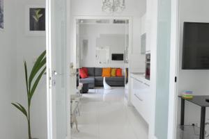 Televízia a/alebo spoločenská miestnosť v ubytovaní Apartment Arum-Lily