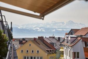 een uitzicht op een stad met bergen op de achtergrond bij Casa Pinos City in Friedrichshafen
