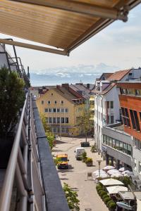 een balkon met uitzicht op een stadsstraat bij Casa Pinos City in Friedrichshafen